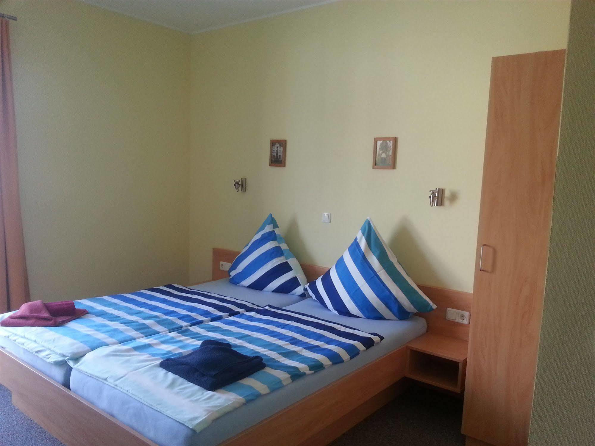 Hotel Kenner Treff Extérieur photo
